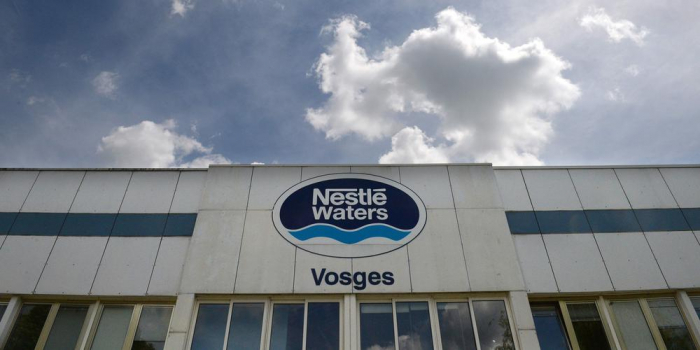 Scandale des eaux minérales désinfectées : Foodwatch va porter plainte contre Nestlé