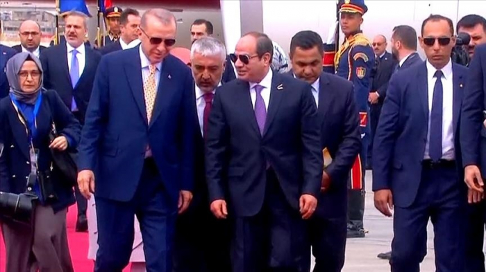 Le président turc arrive au Caire pour rencontrer son homologue égyptien Abdel Fattah al-Sissi