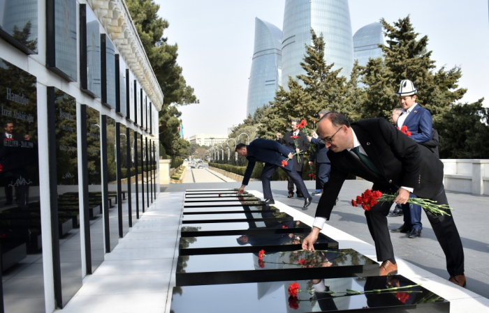   Teilnehmer des TURKPA-Treffens besuchen Allee der Märtyrer in Baku  