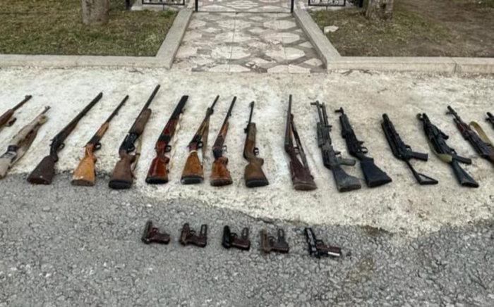  Aserbaidschanische Polizei räumt weiterhin Schuscha von von Armeniern zurückgelassenen Waffen 