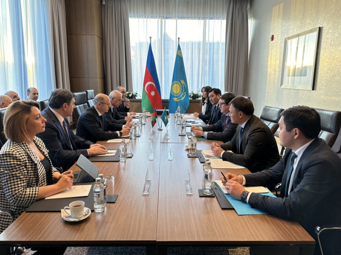   Aserbaidschan und Kasachstan treiben ihre Energiebeziehungen durch Gespräche über den Entwurf einer strategischen Partnerschaft voran  