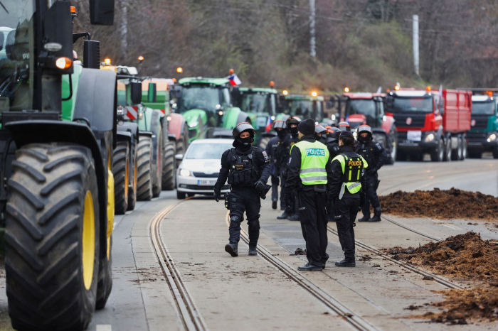 Czech farmers dump manure on Prague streets in renewed protests