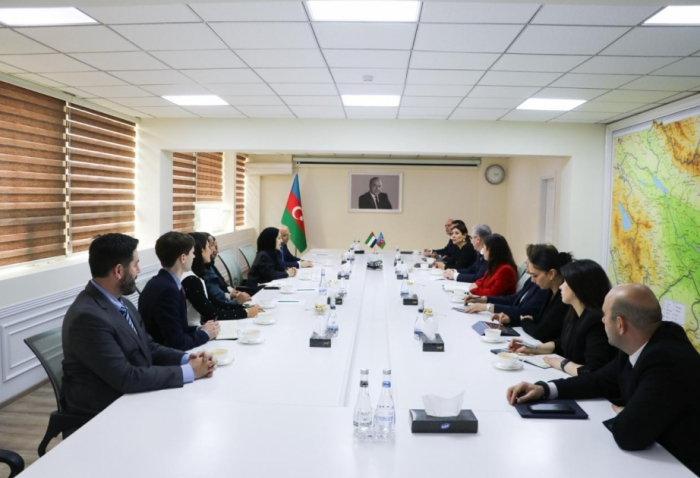   Aserbaidschanischer Minister trifft sich mit dem Minister für Gemeindeentwicklung der VAE  