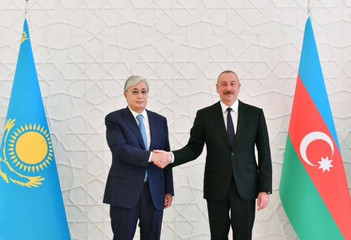   Los presidentes de Azerbaiyán y Kazajstán celebran reunión privada  