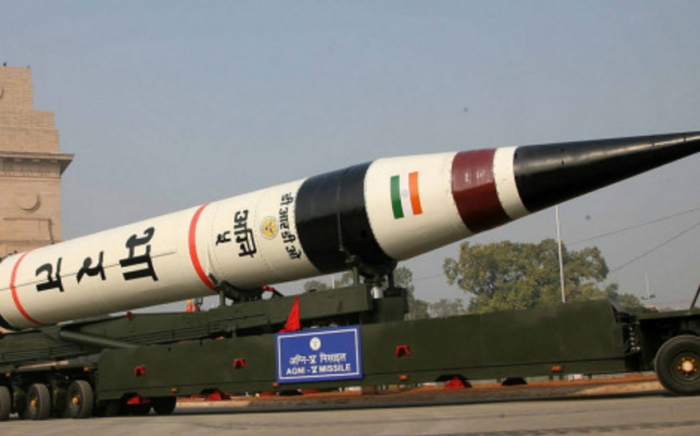  Indien hat seine erste ballistische Rakete mit einem Spaltsprengkopf testweise abgefeuert  