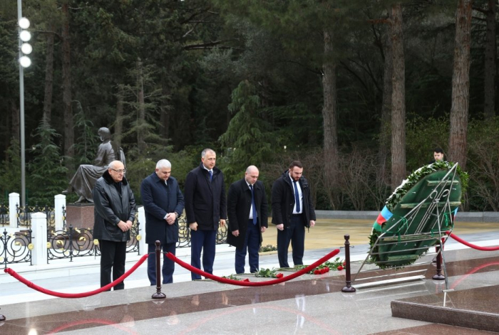   Georgische Abgeordnete besuchen das Grab des großen Leaders Heydar Aliyev und die Allee der Märtyrer  