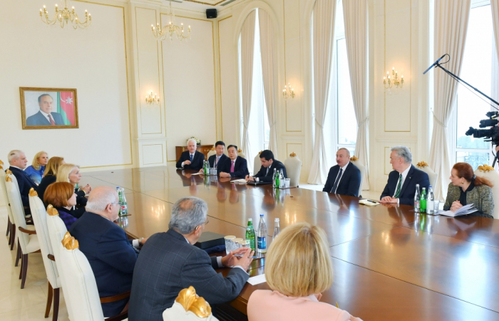   Ilham Aliyev reçoit les co-présidents du Centre international Nizami Gandjavi et les membres de son Conseil d’administration  