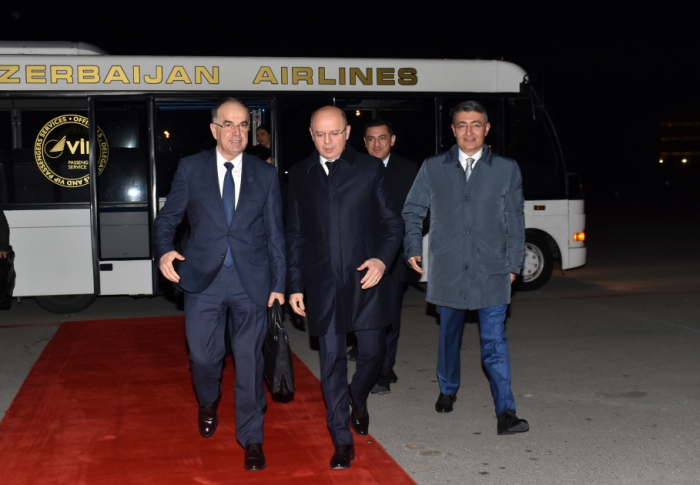   Albanischer Präsident trifft zu einem Arbeitsbesuch in Aserbaidschan ein  