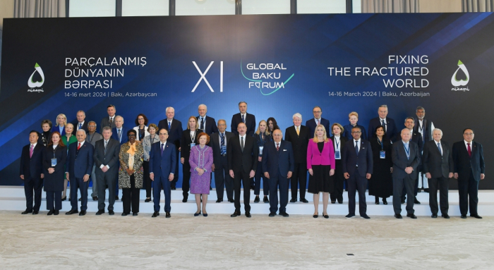  Le président Ilham Aliyev participe au 11e Forum global de Bakou - PHOTOS