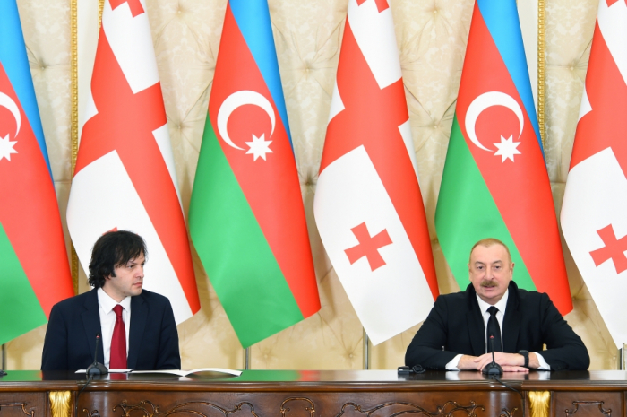  Präsident Aserbaidschans und der Premierminister Georgiens geben Erklärungen ab