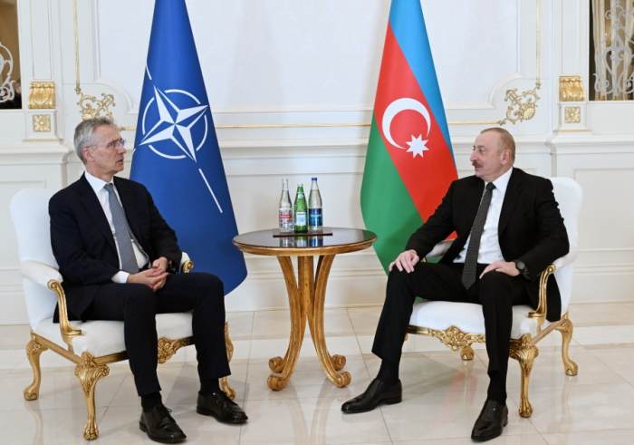   Präsident Aliyev führt ein persönliches Treffen mit NATO-Generalsekretär  