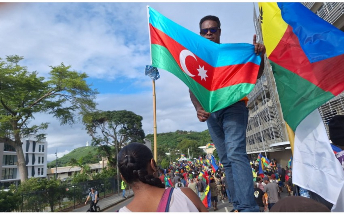   Nouvelle manifestation contre le colonialisme français en Nouvelle-Calédonie, drapeau azerbaïdjanais hissé -   PHOTO    