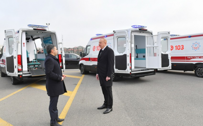   Le président Ilham Aliyev inspecte des ambulances nouvellement achetés  