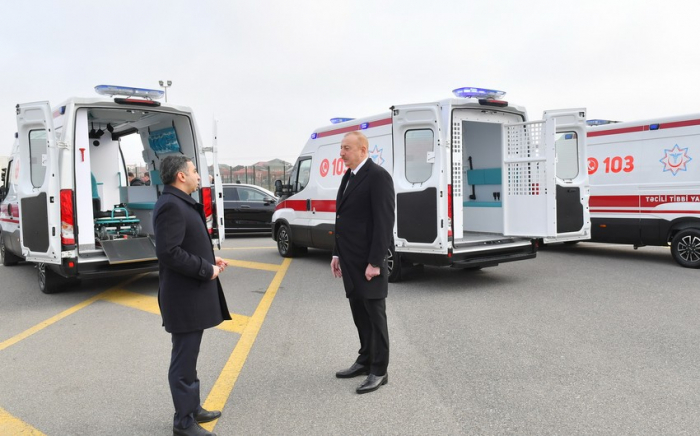  Präsident machte sich mit den neu angeschafften modernen Krankenwagen bekannt - FOTOS