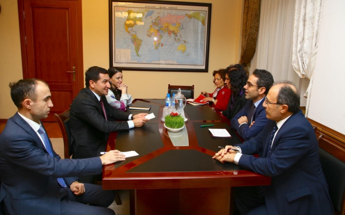   Hikmet Hajiyev besprach regionale Fragen mit dem stellvertretenden Außenminister der Türkei   - FOTO    