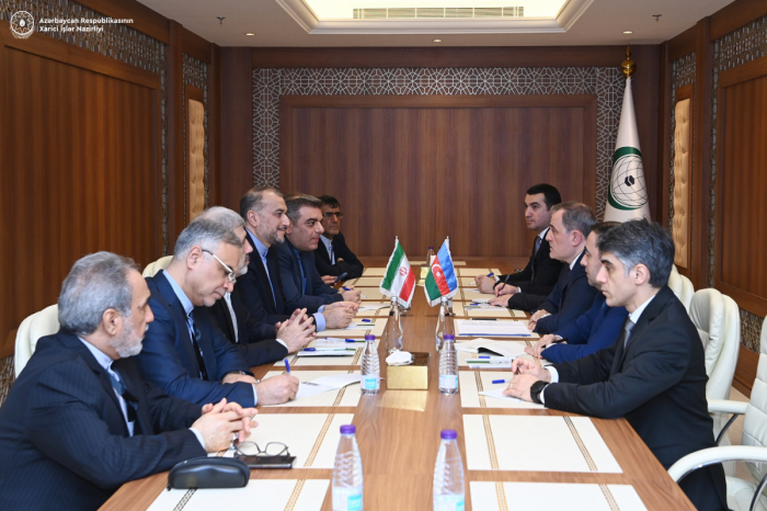   Los jefes de la diplomacia de Azerbaiyán e Irán discuten relaciones bilaterales  