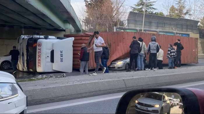    İstanbulda ağır qəza:    4 ölü - FOTOLAR     