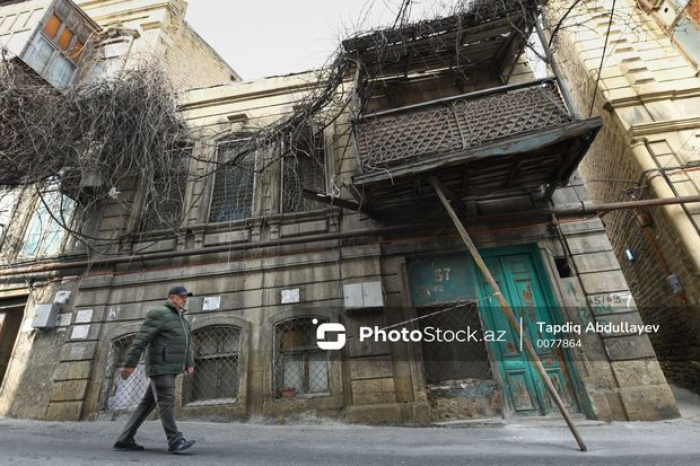    “Sovetski”də  uçmaq üzrə olan eyvana çöpdən dirək verdilər -    Fotolar     
   