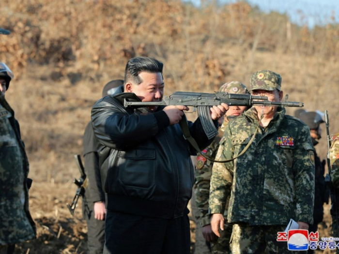 Corée du Nord : Kim brandit une arme lors de l