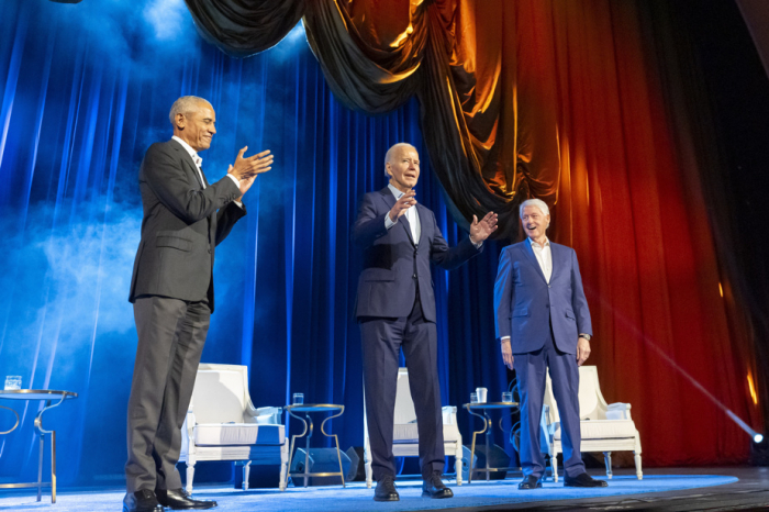 Biden, Obama et Clinton sur scène pour une collecte de fonds record de 25 millions de dollars