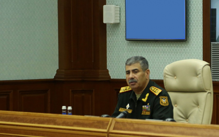   Zakir Hasanov hielt ein Treffen im zentralen Kommandoposten ab  