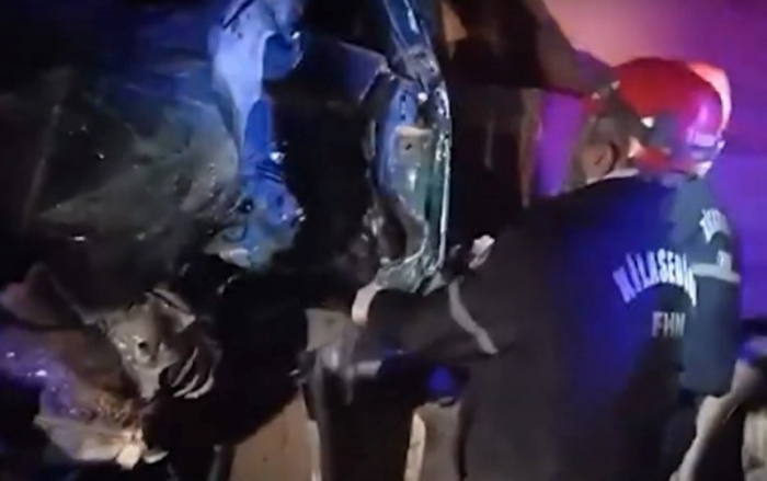    Yük maşınları toqquşdu, sürücü xilas edildi -    Video        
