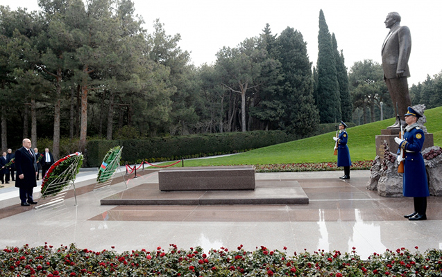 Le Premier ministre russe visite l’Allée d’Honneur et l’Allée des Martyrs à Bakou