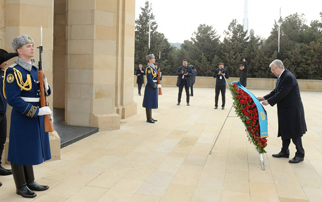    Tokayev Şəhidlər xiyabanında -    Fotolar     
   