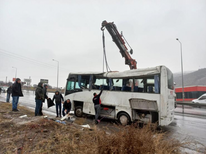    Qarabağdan Zaqatalaya gedən avtobus aşdı -    17 nəfər yaralandı  
      