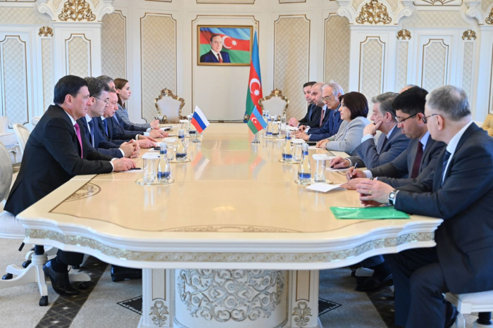  Vorsitzende des aserbaidschanischen Parlaments trifft die russische Delegation  