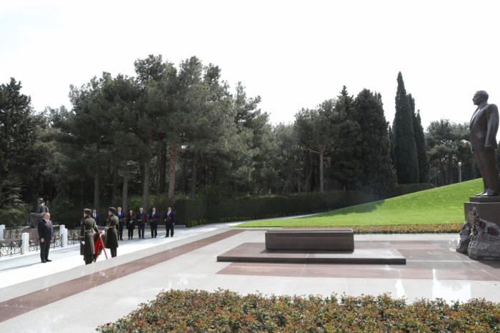 Cavusoglu visite les allées d’Honneur et des Martyrs et le mémorial aux soldats turcs