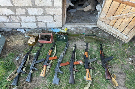  In Chankendi wurden 12 Waffen und 18 Granaten gefunden 