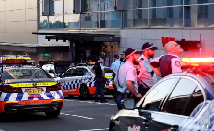 5 killed in Sydney shopping center stabbings