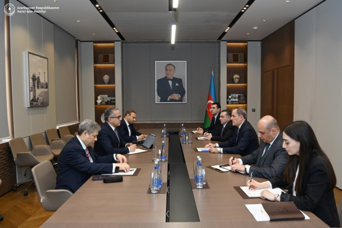 El Canciller de Azerbaiyán se reúne con el candidato al puesto de Director General de la UNESCO