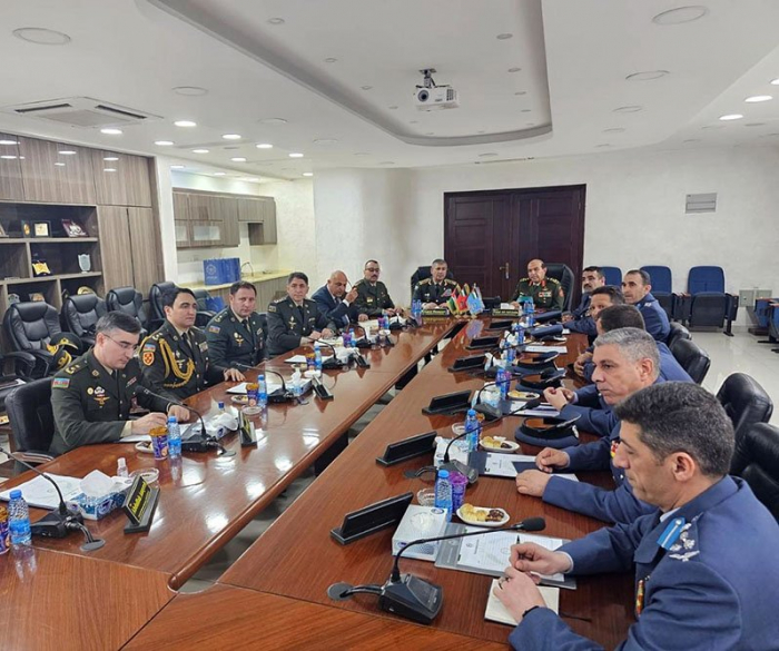  Aserbaidschanischer Verteidigungsminister trifft sich mit dem Kommandeur der jordanischen Luftwaffe  