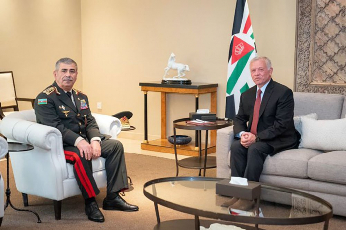   Aserbaidschanischer Verteidigungsminister trifft sich mit dem König von Jordanien  