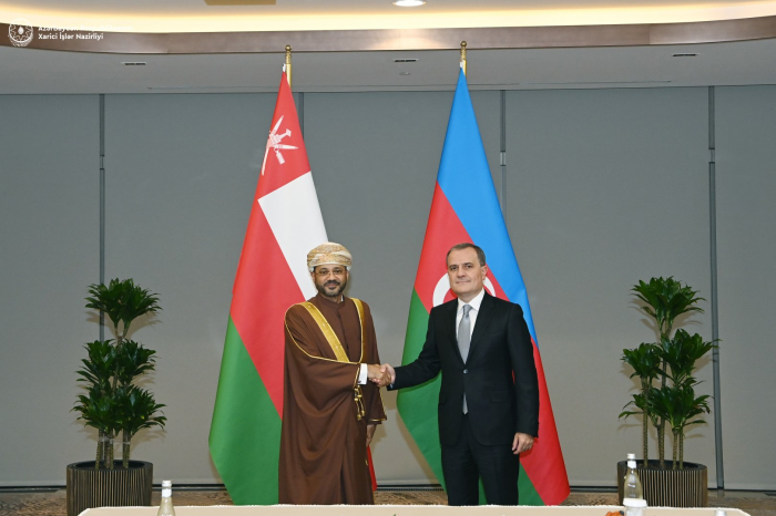   Aserbaidschan und Oman diskutieren über die Verbesserung der bilateralen Beziehungen  