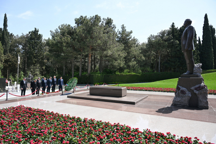  Georgische Parlamentsdelegation würdigt den Großen Leader Heydar Aliyev und die aserbaidschanischen Märtyrer 