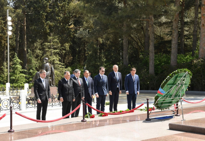 Georgian MPs pay tribute to tomb of Great Leader Heydar Aliyev, Alley of Martyrs
