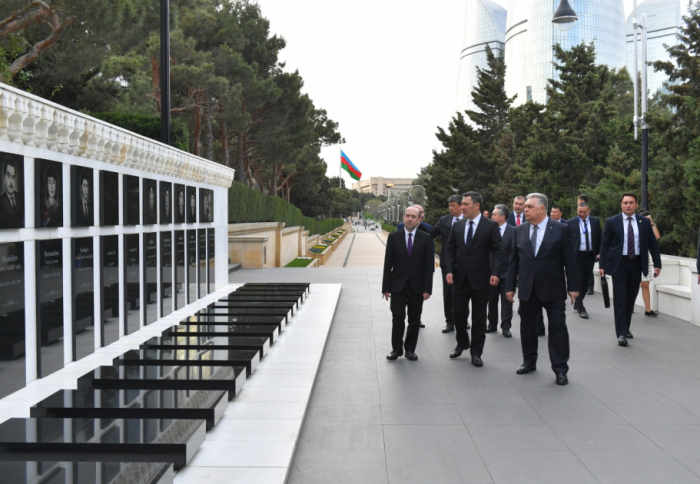   Kirgisischer Präsident würdigt die Märtyrer in Baku  