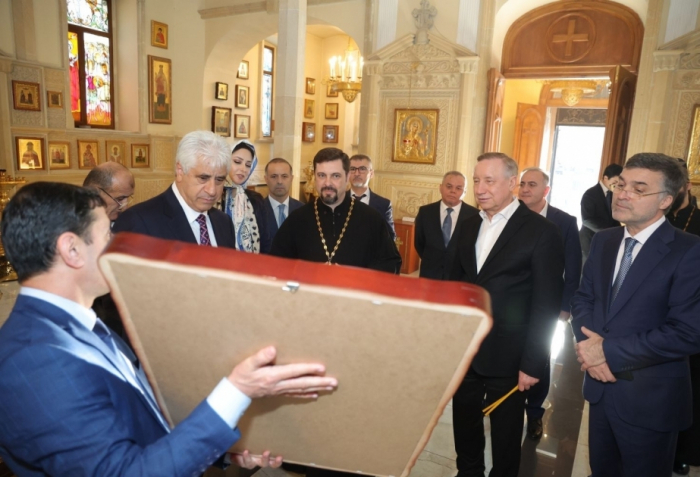 El Gobernador de San Petersburgo visita la Catedral de Bakú