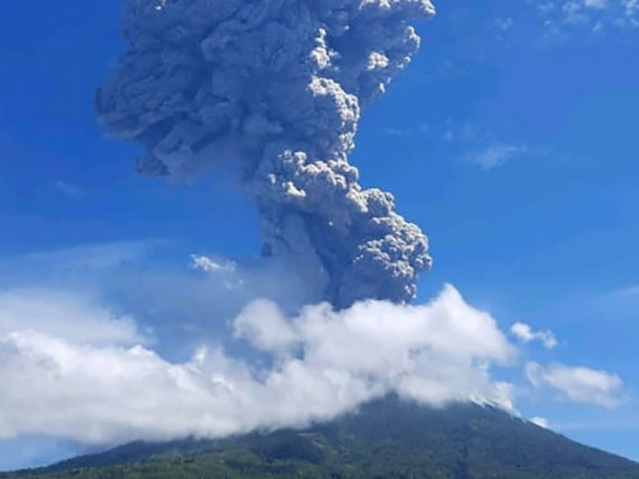 Indonésie: l’éruption d’un volcan entraîne la fermeture de l’aéroport et des évacuations