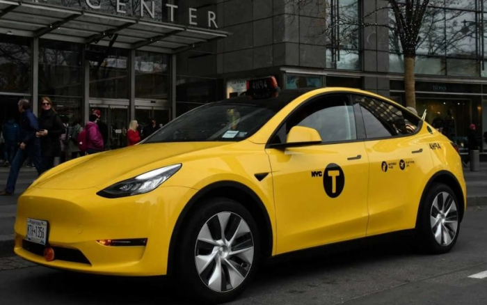    “Tesla” bu yay sürücüsüz taksi təqdim edəcək   