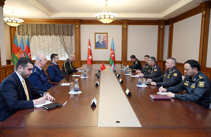 El Ministro de Defensa de Azerbaiyán se reúne con una delegación turca