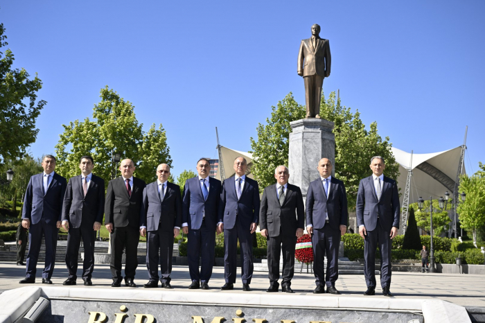 Azerbaijani PM pays tribute to National Leader Heydar Aliyev in Türkiye