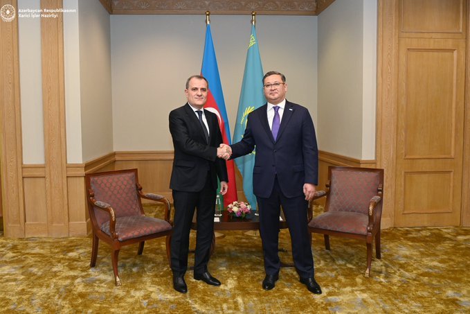   Aserbaidschanischer Außenminister trifft sich mit dem Außenminister Kasachstans  