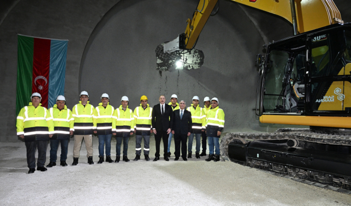   Präsident Ilham Aliyev inspiziert den Fortschritt des Baus der Autobahn Ahmadbayli-Füzuli-Schuscha  