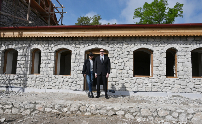  Präsident Aliyev inspiziert die laufenden Restaurierungsarbeiten im Uzeyir Hadschibeyli-Hausmuseum in Schuscha 
