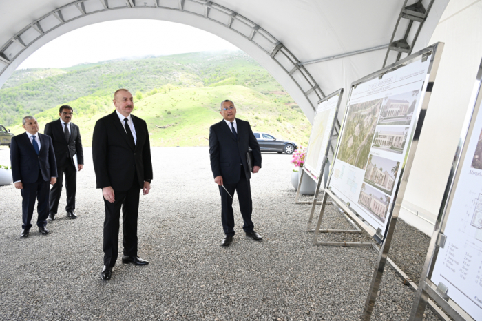  Präsident Aliyev legt den Grundstein für die Siedlung Turschsu im Bezirk Schuscha 
