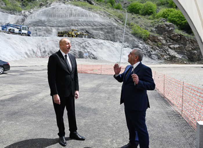 Ilham Aliyev inspiziert den Fortschritt des Wiederaufbaus der Chankendi-Schuscha-Latschin-Autobahn 